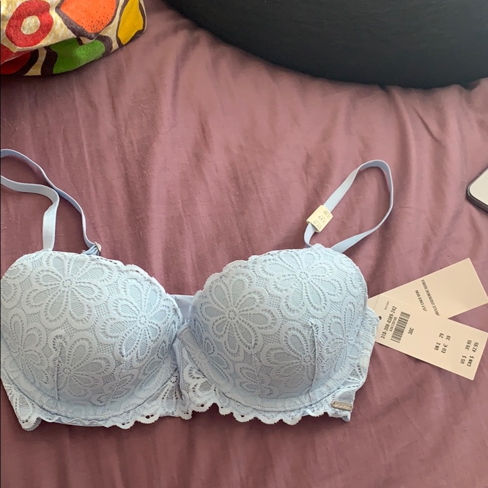 4 Brand new hollister gilly Hicks bras size 30c.